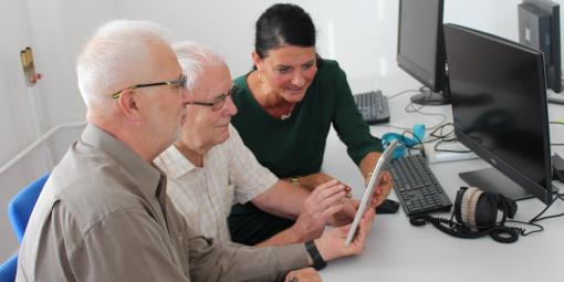 Lernsituation zweier Älterer mit einer jüngeren Lotsein