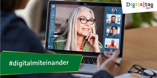 Schriftzug #digitalemiteinander Digitaltag 2020 Person sitzt vor einem Notebook, auf der verschiedene Menschen während einer Videokonferenz zu sehen sind