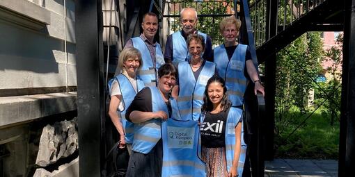 Freiwillige sowie die Koordinatorin Frau Teuber-Montico des Digital-Kompass-Standortes Osnabrück. Alle tragen eine blaue Warnweste mit dem Digital-Kompass-Logo darauf.