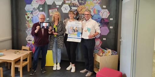 Von links nach rechts: Franz-Josef Tegethoff, Thordis Ohnrich, Marie-Christin Möhring und Michael Platte. Die vier Personen stehen vor einer bunten Wand und halten technische Geräte sowie ein Plakat des Digital-Kompass in der Hand.