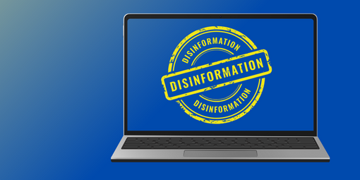 Illustration eines Laptops auf dessen Bildschirm Desinformation steht