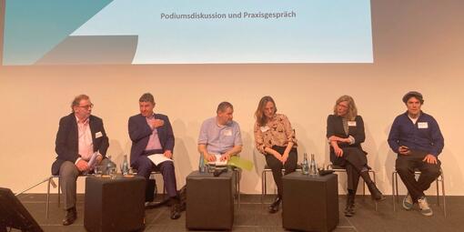 Teilnehmende auf dem Podium von links nach rechts: Dr. Matthias Müller (DSB), Andreas Bethke (DBSV), Sascha Lang (Moderator), Eva Nehse (Deutschland sicher im Netz e. V.), Ines Hiegemann (BAGSO Service Gesellschaft), Dr. Bernd Josef Leisen (Uni Vechta)