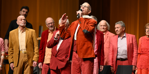 Sänger mit Chor im Hintergrund