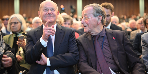 Bundeskanzler Olaf Scholz und Franz Müntefering, ehemaliger BAGSO-Vorsitzender bei der Eröffnungsveranstaltung des Deutschen Seniorentages.