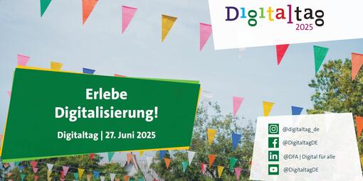 Werbebild des Digitaltages 2025. Ein bunter Hintergrund mit vielen Wimpeln an Bäumen. Links ein Feld: Erlebe Digitalisierung. Digitaltag am 27. Juni 2025. Rechts oben das Logo des Digitaltages. Unten links die verschiedenen Kanäle der Sozialen Medien. 