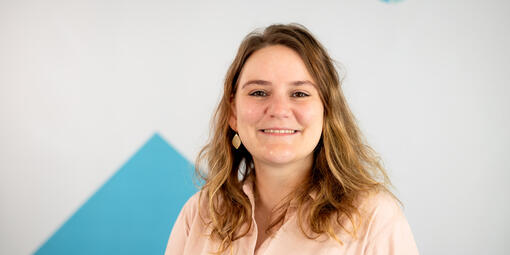 Das Bild zeigt die neue Mitarbeiterin Nora Bramati 