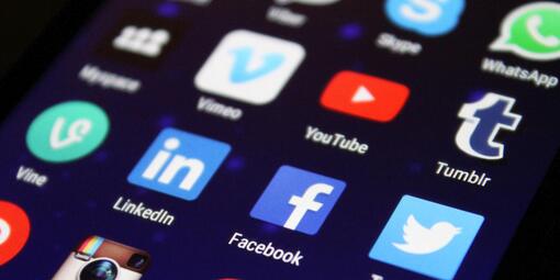 Das Bild zeigt einen Smartphone Display mit verschiedenen Apps. 