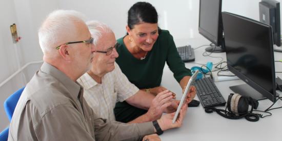 Lernsituation zweier Älterer mit einer jüngeren Lotsein