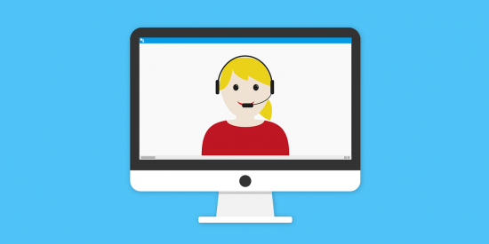 Abgebildet ist eine Person mit Headset auf einem Computerbildschirm. 