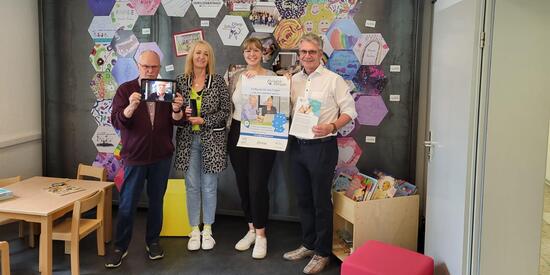 Von links nach rechts: Franz-Josef Tegethoff, Thordis Ohnrich, Marie-Christin Möhring und Michael Platte. Die vier Personen stehen vor einer bunten Wand und halten technische Geräte sowie ein Plakat des Digital-Kompass in der Hand.