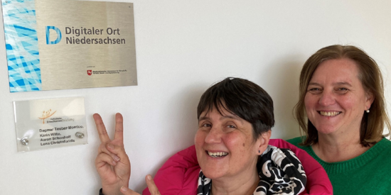 Stolze Preisträgerinnen der Auzeichnung Digitaler Ort Niedersachsen