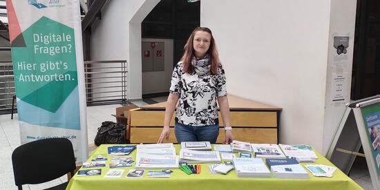 Denise Adler an ihrem Stand auf dem Verkehrssicherheitstag. Auf dem Tisch liegen diverse Broschüren zur digitalen Welt.
