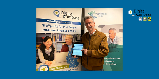 Das Foto zeigt Internetlotse Peter Althaus mit einem Tablet in der Hand