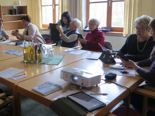 Seniorinnen im Schulungsraum mit Tablets