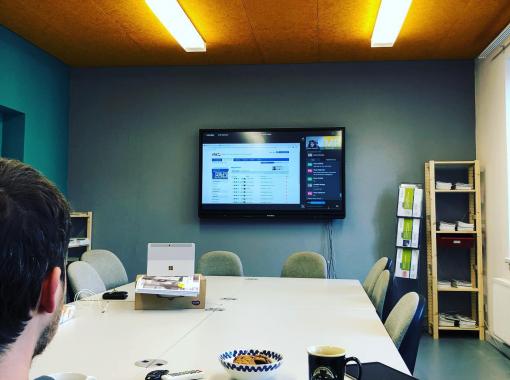 DigitalTreff Löbau Raumansicht mit Tisch, Regal und Wandbildschirm