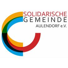 Logo der Solidarischen Gemeinde Aulendorf e.V.: s zeigt drei stilisierte menschliche Figuren in verschiedenen Farben, die in einer kreis- oder bogenförmigen, offenen Anordnung platziert sind in den Farben rot, blau und gelb..