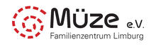 Logo des Familienzentrums mit Schriftzug Müze mit einer symbolisierten Schnecke aus roten Punkten auf weißem Hintergrund