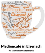 Eine Tasse bunt, quer und längs mit Internetbegriffen und Angboten der Stadt Eisenach beschriftet
